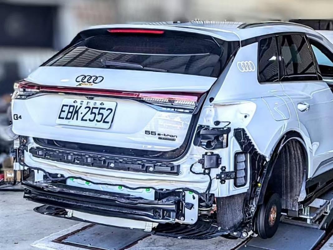 Audi Q4 e-tron 於施工場地拆卸後保桿的實車照片
